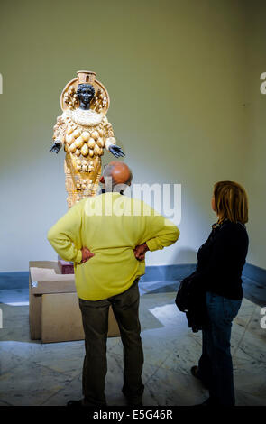 Naples, Italie, les touristes l'observation d'une statue en marbre dans un musée Banque D'Images