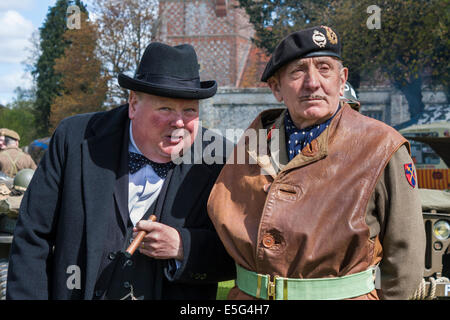 Acteurs habillés comme Winston Churchill et le maréchal Montgomery lors d'une reconstitution de la SECONDE GUERRE MONDIALE. Banque D'Images