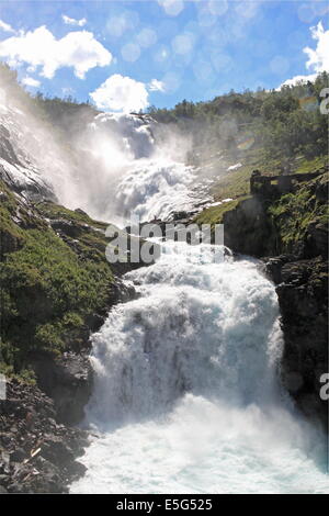 Kjosfossen fille danse en cascade, Flåmsbana, Flåm, Flåmsdalen, Aurland, le Sognefjorden, Sogn og Fjordane, Vestlandet, Norvège Banque D'Images