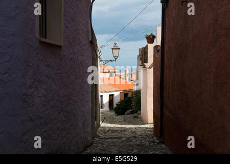 Rue étroite en Posada, Sardaigne, Italie Banque D'Images