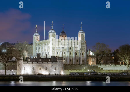 Château La Tour de Londres et le palais royal, classé au Patrimoine Mondial de la vue, de l'illuminé la nuit, Londres, Angleterre Banque D'Images