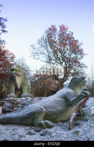 Un Iguandon par 19e siècle sculpteur Benjamin Waterhouse Hawkins, Cour de dinosaures, Crystal Palace Park, dans la neige. Commandé par Richard Owen Banque D'Images