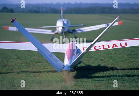 Ancien avion français planeur Siren C-30s Edelweiss décollage remorqué par un Morane Saulnier MS 893, France Banque D'Images