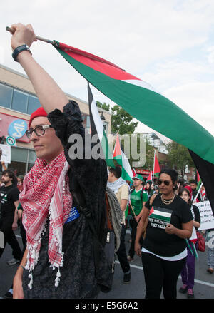 Montréal, Canada. 30 juillet, 2014. Les montréalais ont pris dans les rues pour protester contre le bombardement continue de la bande de Gaza, qui entraîne un nombre croissant de civils palestiniens casulaties. Banque D'Images