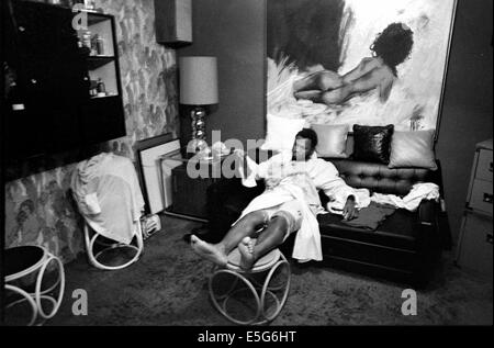 Après un entraînement, le champion poids lourd 'Smokin' Joe Frazier se trouve dans son dressing/bureau à sa salle de gym dans le nord de Philadelphie en 1975. Mort en 2011 boxeur de profil à partir de 1965-1981 Banque D'Images