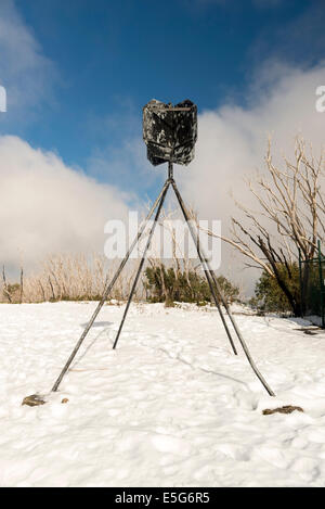 Un marqueur de point de trigonométrie sur le sommet d'une montagne couverte de neige Banque D'Images