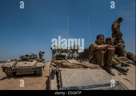 Frontière de Gaza. 30 juillet, 2014. Des soldats israéliens reste sur ttb à un zone de déploiement de l'armée dans le sud d'Israël près de la frontière avec Gaza, le 30 juillet 2014. Trois soldats israéliens ont été tués dans la bande de Gaza le mercredi, les forces de défense israéliennes (FDI), l'unité porte-parole dans un communiqué. Crédit : Li Rui/Xinhua/Alamy Live News Banque D'Images