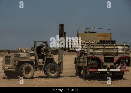 Frontière de Gaza. 30 juillet, 2014. Un obus israélien charges chariot élévateur à un camion à une zone de déploiement de l'armée dans le sud d'Israël près de la frontière avec Gaza, le 30 juillet 2014. Trois soldats israéliens ont été tués dans la bande de Gaza le mercredi, les forces de défense israéliennes (FDI), l'unité porte-parole dans un communiqué. Crédit : Li Rui/Xinhua/Alamy Live News Banque D'Images