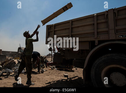 Frontière de Gaza. 30 juillet, 2014. Les soldats israéliens à ordures clairement une zone de déploiement de l'armée dans le sud d'Israël près de la frontière avec Gaza, le 30 juillet 2014. Trois soldats israéliens ont été tués dans la bande de Gaza le mercredi, les forces de défense israéliennes (FDI), l'unité porte-parole dans un communiqué. Crédit : Li Rui/Xinhua/Alamy Live News Banque D'Images