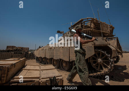 Frontière de Gaza. 30 juillet, 2014. Un soldat israélien porte une coquille à une zone de déploiement de l'armée dans le sud d'Israël près de la frontière avec Gaza, le 30 juillet 2014. Trois soldats israéliens ont été tués dans la bande de Gaza le mercredi, les forces de défense israéliennes (FDI), l'unité porte-parole dans un communiqué. Crédit : Li Rui/Xinhua/Alamy Live News Banque D'Images