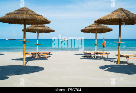 Parasols et transats à la plage de Porto Giunco, Villasimius, Sardaigne, Italie Banque D'Images