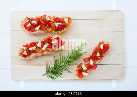 Prêt à manger italien bruschetta à la tomate et au romarin Banque D'Images