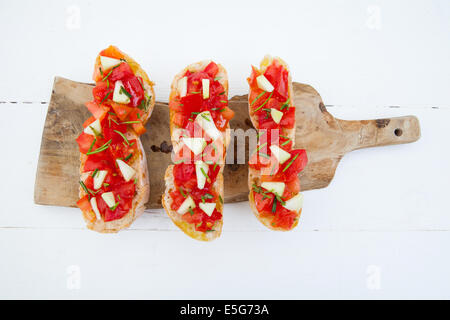 Prêt à manger italien bruschetta à la tomate et au romarin Banque D'Images