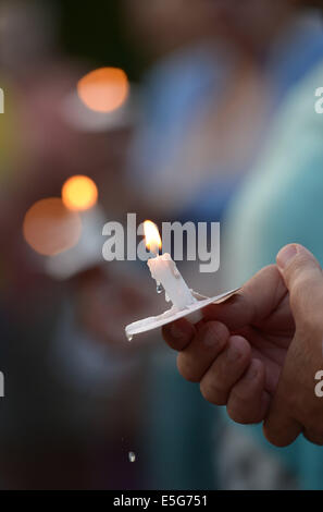 Washington, DC, USA. 30 juillet, 2014. Personnes participent à une veillée aux chandelles pour les Palestiniens qui ont perdu leur vie dans des opérations militaires en cours d'Israël à Gaza en face de la Maison Blanche à Washington, DC, États-Unis, le 30 juillet 2014. Credit : Yin Bogu/Xinhua/Alamy Live News Banque D'Images