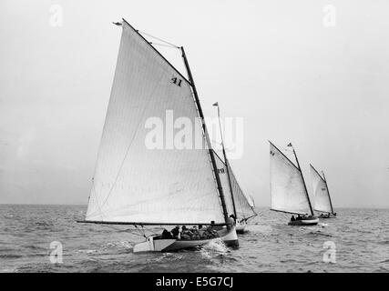 Golddust, Julie, Melita, et Lassie. Quatre bateaux dans une course, 1893 Banque D'Images