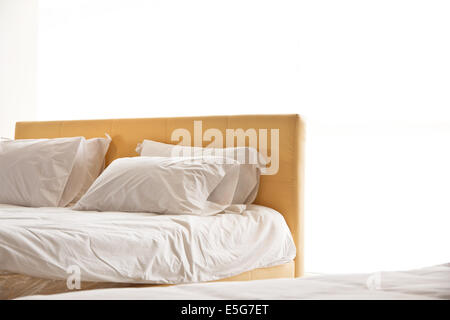 Lit moderne blanc et un oreiller Banque D'Images