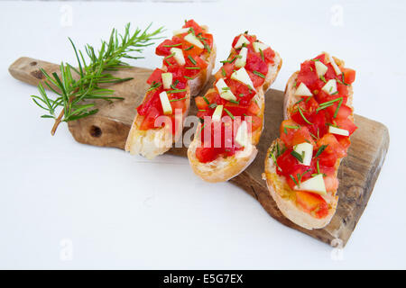 Prêt à manger italien bruschetta à la tomate et au romarin Banque D'Images