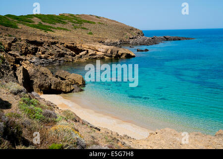 Petite plage de Torre dei Corsari le long de côte verte, à l'ouest de la Sardaigne, Italie Banque D'Images