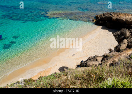 Petite plage de Torre dei Corsari le long de côte verte, à l'ouest de la Sardaigne, Italie Banque D'Images