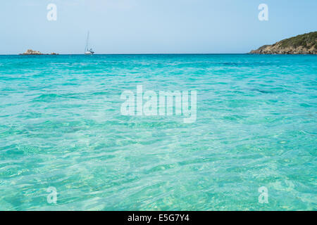 Mer transparente de Tuerredda beach le long de la côte de Teulada, au sud de la Sardaigne, Italie Banque D'Images