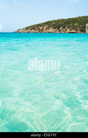 Mer transparente de Tuerredda beach le long de la côte de Teulada, au sud de la Sardaigne, Italie Banque D'Images