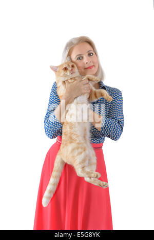 Blonde et chat rouge sur le fond blanc Banque D'Images