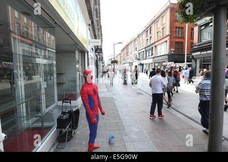 Un homme habillé en Spiderman se dresse sur Henry Street dans le centre-ville de Dublin Banque D'Images