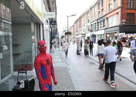 Un homme habillé en Spiderman se dresse sur Henry Street dans le centre-ville de Dublin Banque D'Images