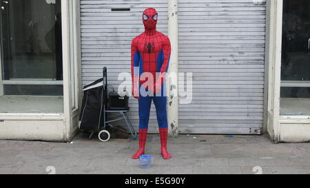 Un homme habillé en Spiderman se dresse sur Henry Street dans le centre-ville de Dublin Banque D'Images