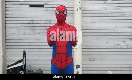 Un homme habillé en Spiderman se dresse sur Henry Street dans le centre-ville de Dublin Banque D'Images