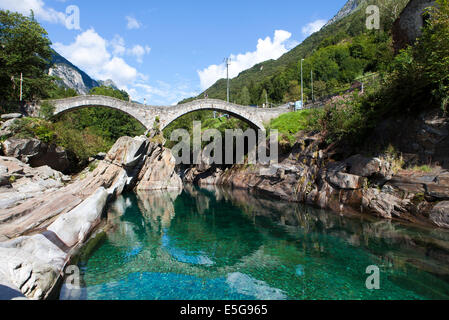 Valle Verzasca, rivière, water, pont en pierre. (CTK Photo/Marketa Hofmanova) Banque D'Images