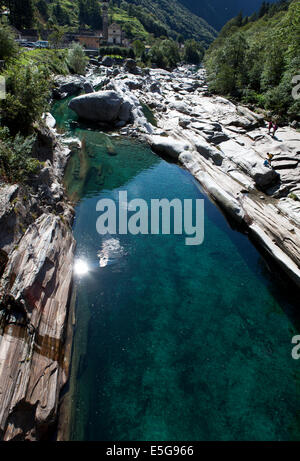 Valle Verzasca, rivière, water, pont en pierre. (CTK Photo/Marketa Hofmanova) Banque D'Images