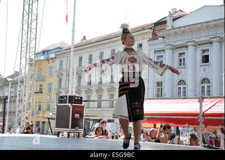 Groupe folklorique d'Edmonton, de danseurs ukrainiens viter en provenance du Canada au cours de la 48e Festival International de Folklore dans le centre de Zagreb Banque D'Images