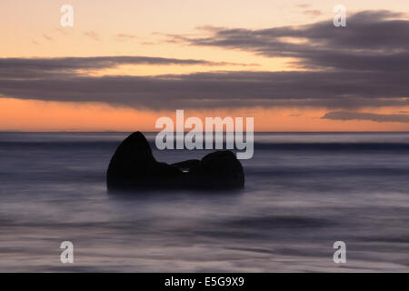 Lever du soleil sur la plage avec le Koekohe Moeraki Boulders Banque D'Images