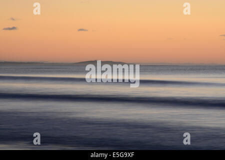 Lever du soleil sur la plage avec le Koekohe Moeraki Boulders Banque D'Images