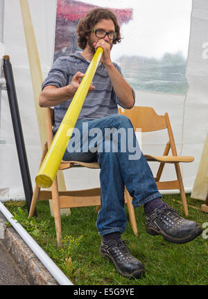 Un digeridoo dvd, lecture d'une version moderne de l'instrument traditionnels australiens Banque D'Images