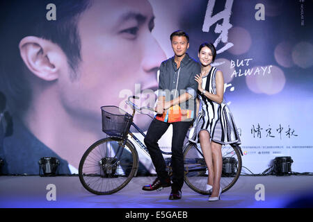 (140731) -- BEIJING, 31 juillet 2014 (Xinhua) -- Acteurs Nicholas Tse (L) et Gao Yuanyuan posent pour la photo lors d'une conférence de presse du film 'mais toujours" à Beijing, capitale de Chine, le 31 juillet 2014. Le film, qui est réalisé par Zou Xian, devrait être à l'écran sur septembre 5. (Xinhua/Li Xin) (lfj) Banque D'Images