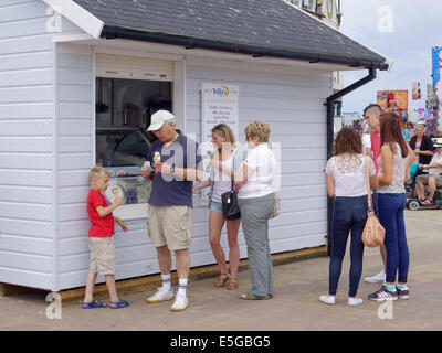 La queue pour acheter de la crème glacée à partir d'un nouveau stand de Trillo sur summers day à Whitby, West Pier Banque D'Images