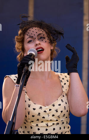 Singer jeradine hume dans les années 40/Années 50 costume d'hôtesse les gens lors d'un salon de voitures, événement oakhanger, Hampshire, Royaume-Uni. Banque D'Images