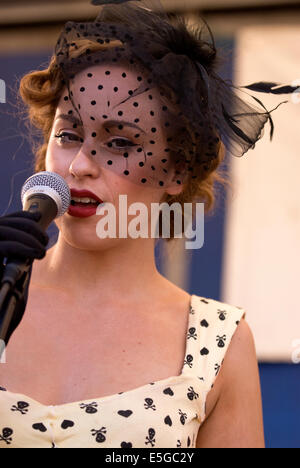 Singer jeradine hume dans les années 40/Années 50 costume d'hôtesse les gens lors d'un salon de voitures, événement oakhanger, Hampshire, Royaume-Uni. Banque D'Images