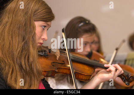 Les élèves de l'école à jouer du violon à l'orchestre à cordes, Petersfield, Hampshire, Royaume-Uni. Banque D'Images