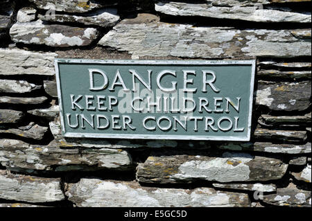 Inscription "DANGER Garder les enfants sous contrôle" Banque D'Images