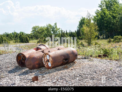 Plusieurs vieux rusty mines marines sur le terrain Banque D'Images