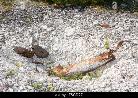 Old rusty bombe ou missile sur le terrain Banque D'Images