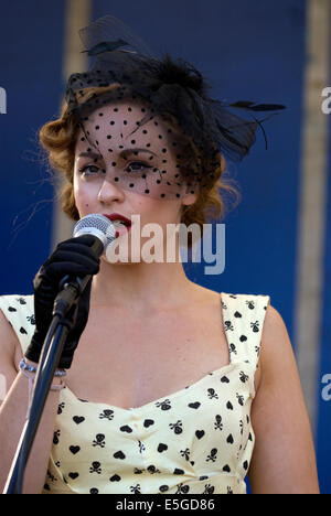 Singer jeradine hume dans les années 40/Années 50 costume d'hôtesse les gens lors d'un salon de voitures, événement oakhanger, Hampshire, Royaume-Uni. Banque D'Images