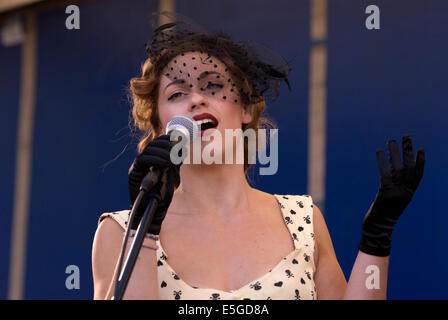 Singer jeradine hume dans les années 40/Années 50 costume d'hôtesse les gens lors d'un salon de voitures, événement oakhanger, Hampshire, Royaume-Uni. Banque D'Images