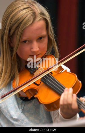 Lycéenne de 10 ans à jouer du violon à l'orchestre à cordes, Petersfield, Hampshire, Royaume-Uni. Banque D'Images