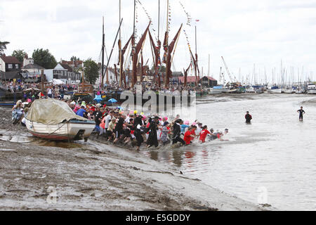 Le "fou" annuel excentrique Maldon Mud Race, tenue la fin du printemps/début de l'été selon les marées, à Maldon, Essex, Angleterre Banque D'Images