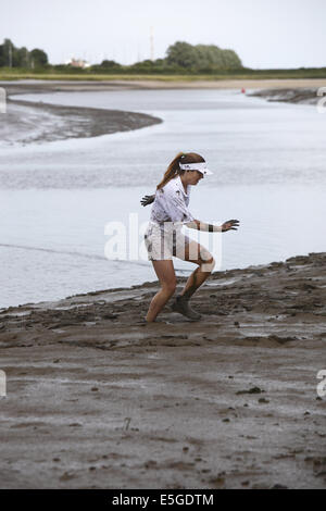 Le "fou" annuel excentrique Maldon Mud Race, tenue la fin du printemps/début de l'été selon les marées, à Maldon, Essex, Angleterre Banque D'Images