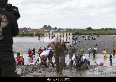 Le "fou" annuel excentrique Maldon Mud Race, tenue la fin du printemps/début de l'été selon les marées, à Maldon, Essex, Angleterre Banque D'Images